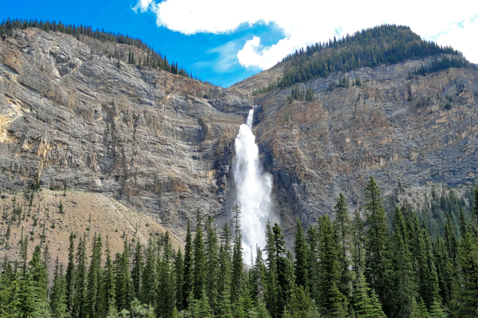 weekender-golden-waterfall-adobestock_222809004
